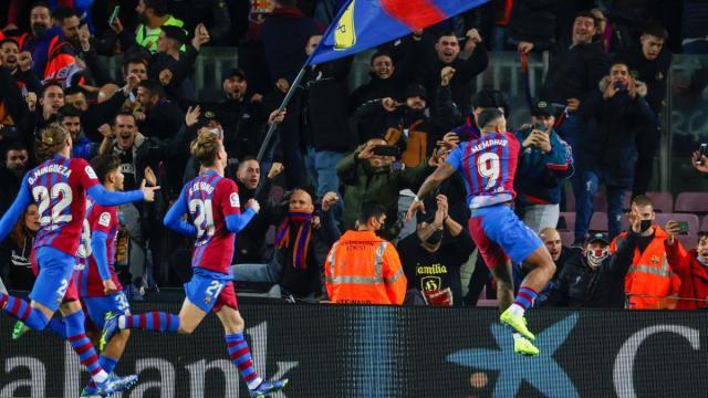 b体育app-哈维首秀险胜，争议点球和门柱拯救巴萨