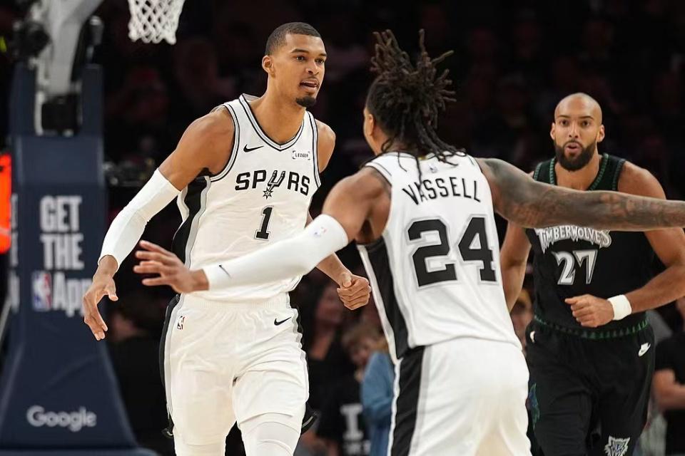 b体育-对比扎心！文班开局引18-3领先 下场被轰19-5华子单节13分